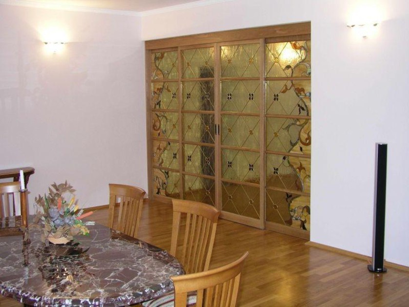 Перегородка для гостиной с цветным стеклом и декоративными вставками Орёл