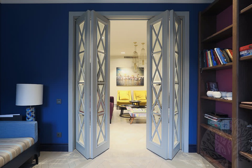 Двери гармошка  для гостиной со стеклами с разделителями Орёл