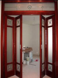Дверь гармошка с декоративными стеклянными вставками Орёл